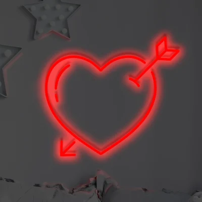 Neon LED serce ze strzałą na ścianie