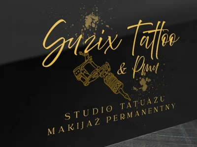 Wizualizacja szyldu „Guzix Tattoo & PMU” – czarny dibond ze złotym nadrukiem