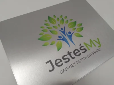 Zbliżenie na Dibond szczotkowany srebrny z folią ochronną przed nadrukiem UV – eleganczna powierzchnia z efektem szczotkowanego metalu