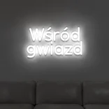 Biały neon LED z napisem „Wśród gwiazd” na ścianie salonu
