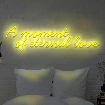 Napis LED „A moment of eternal love” – neon na ścianę 1