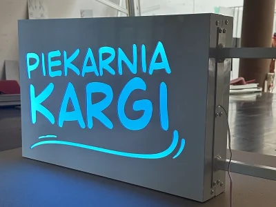 Reklamowy kaseton świetlny Dibond z niebieskim podświetleniem napisu PIEKARNIA KARGI