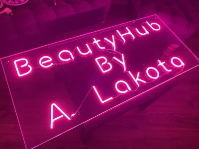 Różowy neon LED "BeautyHub By Lakota" na zamówienie, dekoracja salonu urody