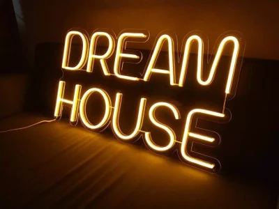Ciepły, żółty neon LED "Dream House" na pleksi, nowoczesny napis do salonu lub sypialni