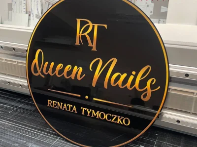 Okrągła tablica Queen Nails z napisem w złocie – tablice i szyldy reklamowe z dibondu
