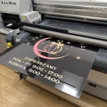 Błyszcząca tablica z nadrukiem UV – tablice i szyldy reklamowe z dibondu