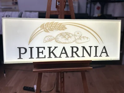 Tablice i szyldy reklamowe – podświetlany szyld „Piekarnia” z grafiką pieczywa