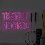 Różowy neon LED z napisem Trenuj mocno! dekoracja wnętrza